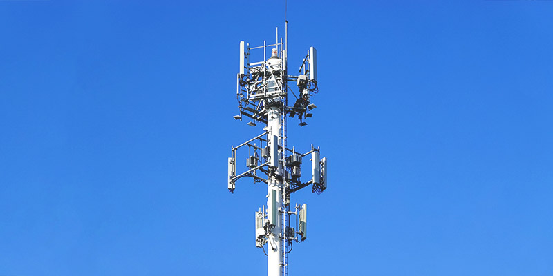 5G-Antenne vor blauem Himmel