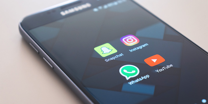 Smartphone mit Social-Media-Apps
