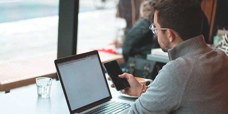 Sicherheit: ein persönlicher Hotspot ist sicherer als ein öffentliches WLAN, Mann beim Surfen im Café