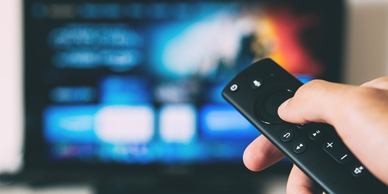 Internetgeschwindigkeit bei IPTV: Fernbedienung vor Fernseher