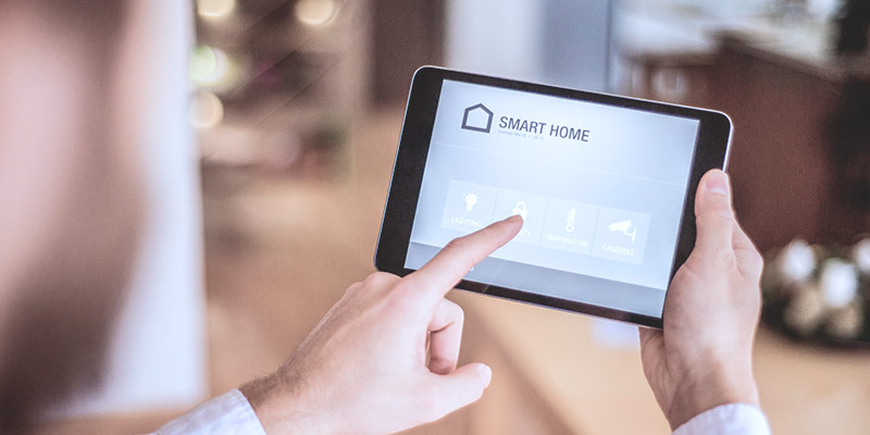 Mann steuert Smart Home über Tablet